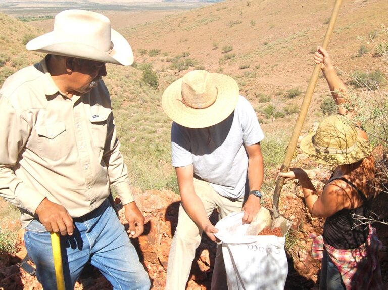 Harvesting clay in Mata Ortiz (2011) by Jami Porter Lara